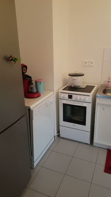 Cuisine équipée cafetière, lave vaisselle, cuisiniere, micro onde