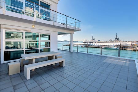 Stunning Harbour & City View Studio | AIRCON+WIFI