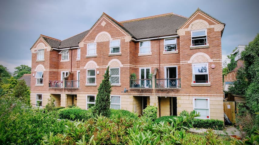 Newly Decorated Top Floor Double bedroom