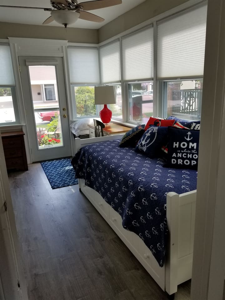 Sofá cama doble con cama nido extraíble.