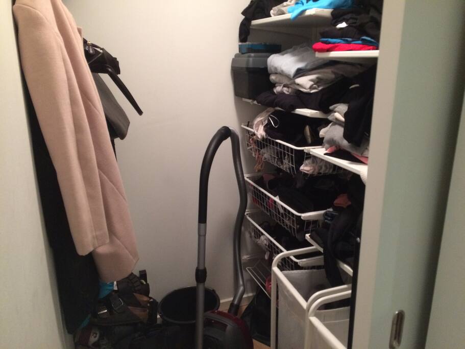 "Walk-in-closet" - her befinder sig også alverdens rengøringsmidler.