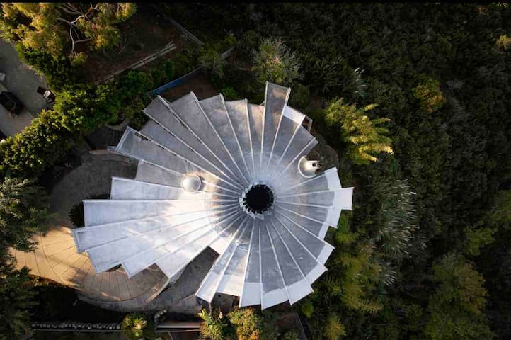 The Lotus House – Architectural Masterpiece! gallery image 2