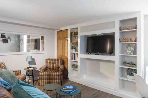 Cozy 2 bedroom apartment (newly renovated)
