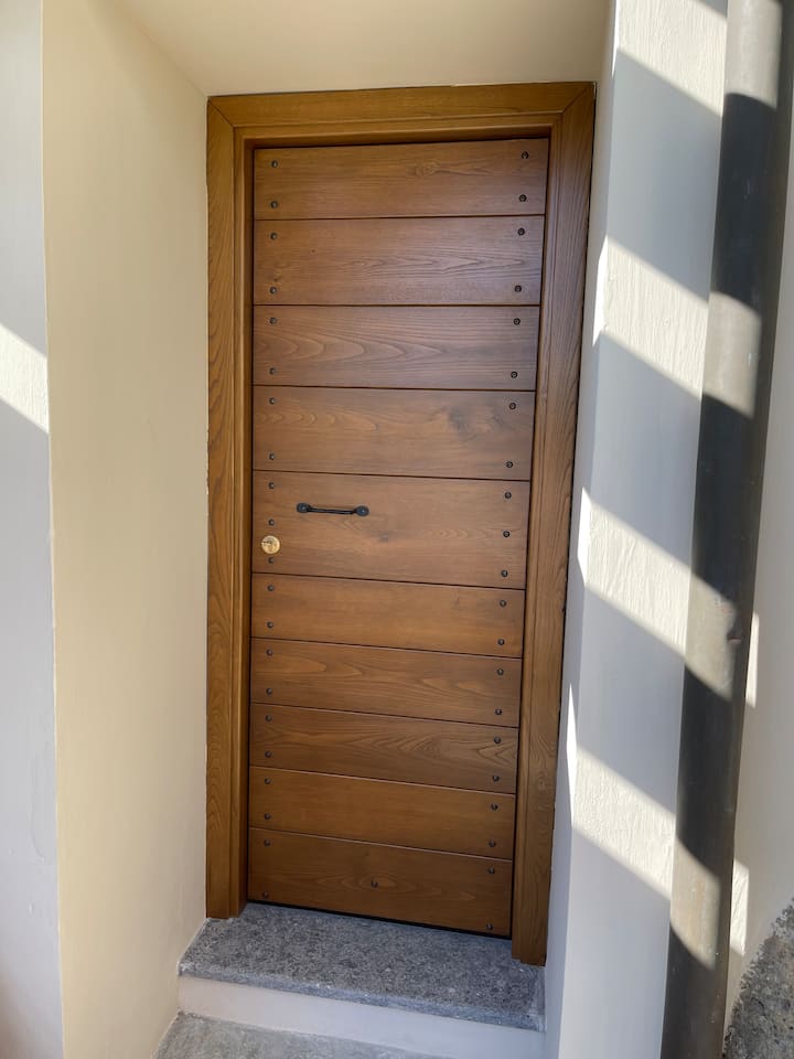 appartement séparé avec entrée de la piscine avec lit double et salle de bain en suite, télévision intelligente et bureau