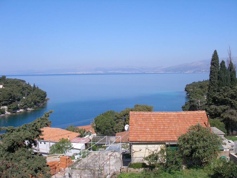 view (house and surroundings)
