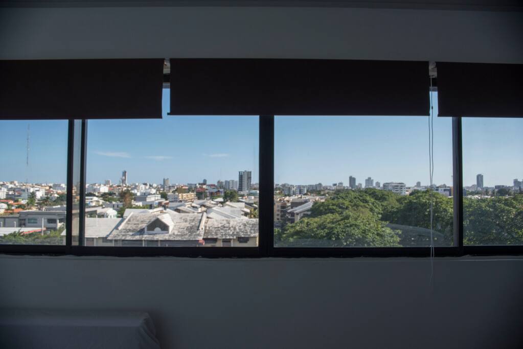 Panoramic Window with view of the city and park.
Ventana con vista panoramica de la ciudad y el parque.