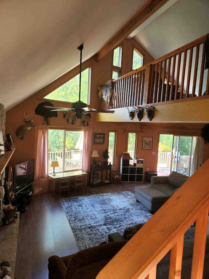 Cheerful 2-bedroom Chalet With Loft And Fireplace - Higgins Lake, MI