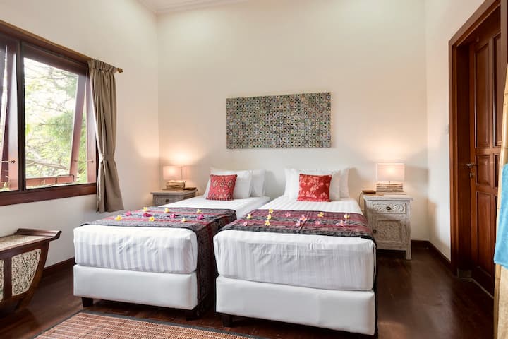 楼上2号卧室，配备TWON或2米宽双人床