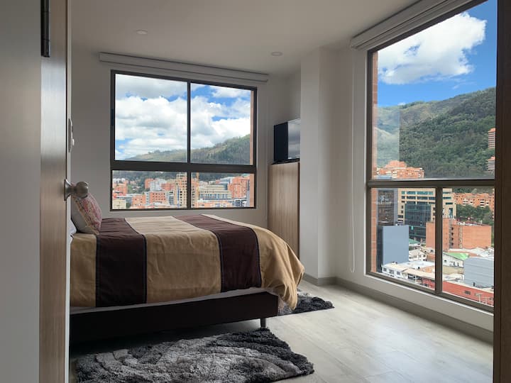 舒适的主客房，可欣赏波哥大山脉的美景，您可以在山上欣赏日出，欣赏城市北部的美景。 