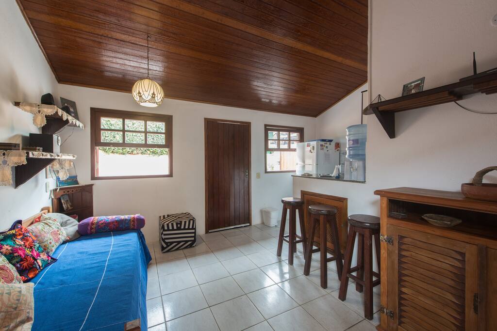 la misma sala con la puerta del patio cerrada