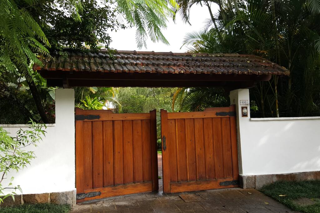 Portão de entrada da casa.