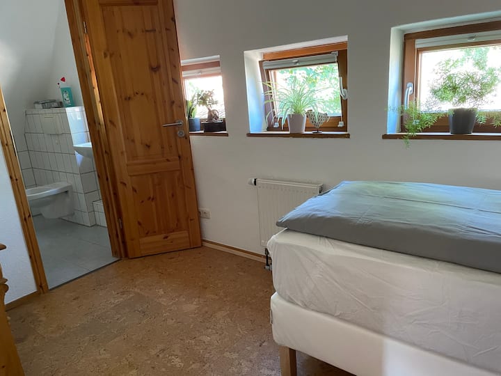 Chumba cha mtu mmoja kwenye ghorofa ya juu chenye ufikiaji wa chumba cha kuogea 