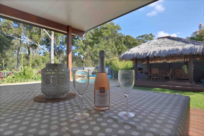 Woopi Beach Retreat:Beach Pool AirCon Hammock pets gallery image 3