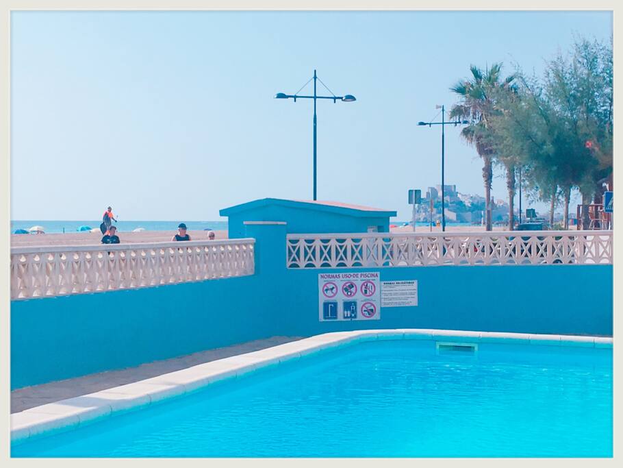 Piscina de temporada con vistas al castillo y a la playa.