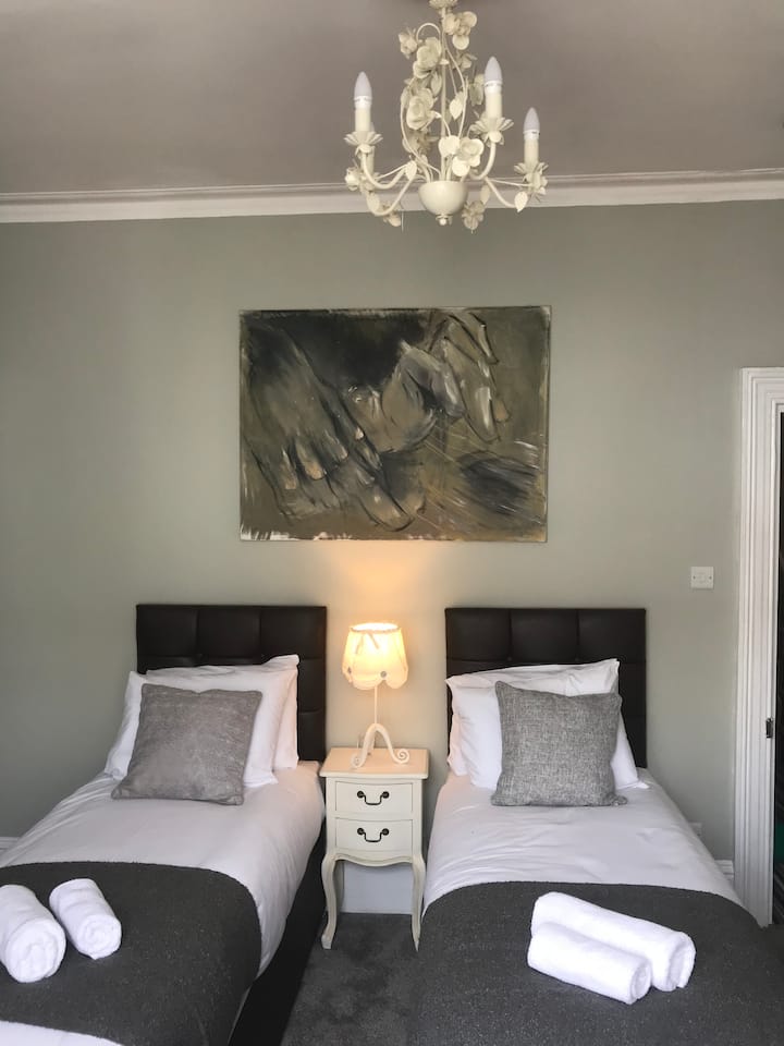 Táto spálňa ponúka štyri lôžka, a to buď ako dvojlôžko a dve samostatné lôžka, alebo ako štyri samostatné lôžka.