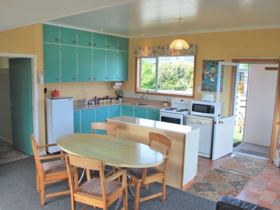 Fully equipped kitchen with retro feel