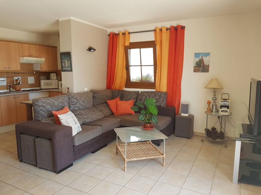 Wohnzimmer mit Küche