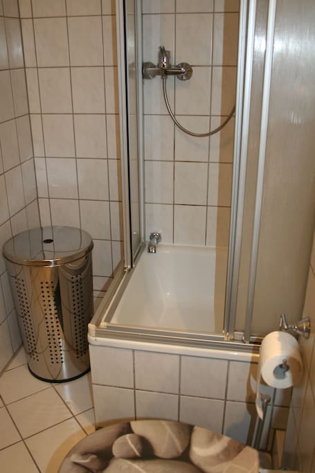 Dusche mit Wäschetonne