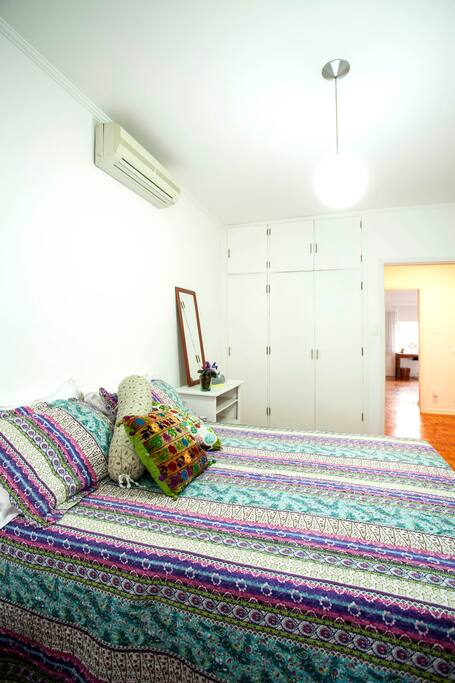 quarto com cama de casal