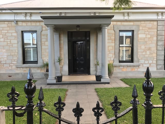 Elegant apartment close to city and Adelaide Oval