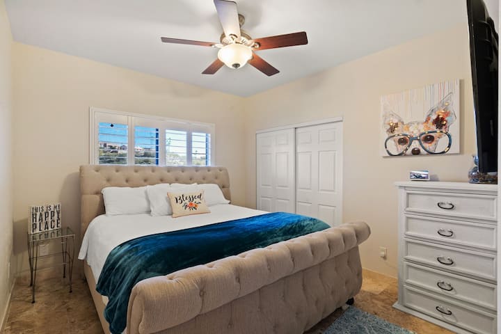 Долниот кат во спалната соба 2 вклучуваше паметен телевизор што го нарекуваме „Бела соба“. 