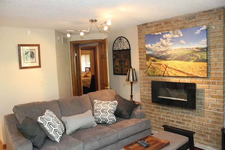 Amazing Location W/trail Access, Hot Tub & Grill - Colorado Springs, CO
