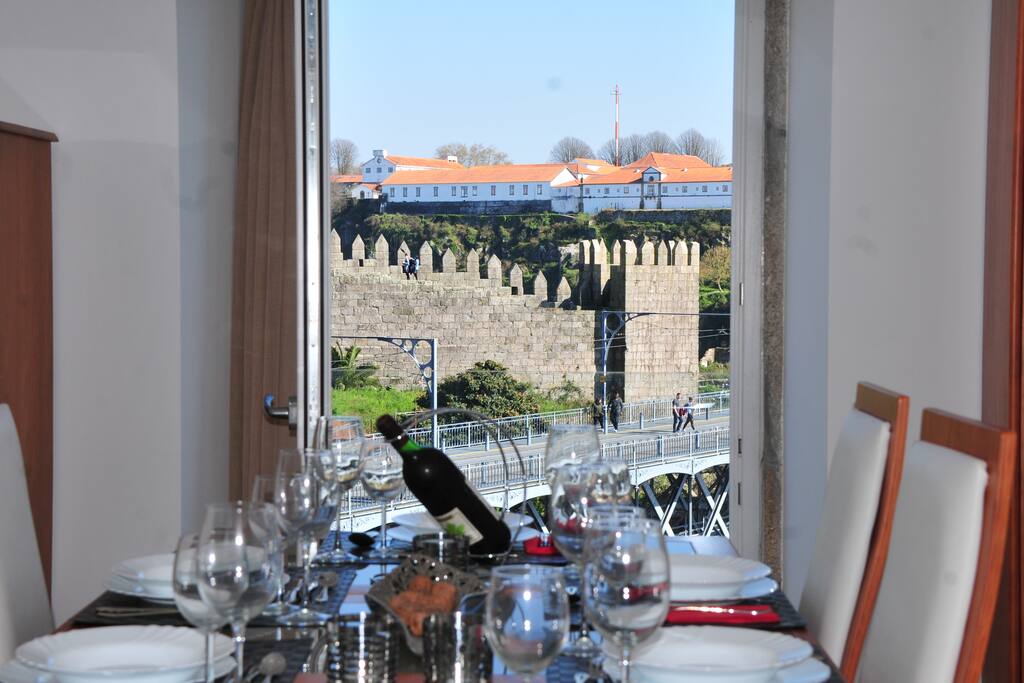 Mesa de jantar com vista para a ponte e muralhas