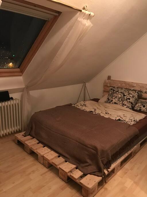 Schlafzimmer mit Doppelbett