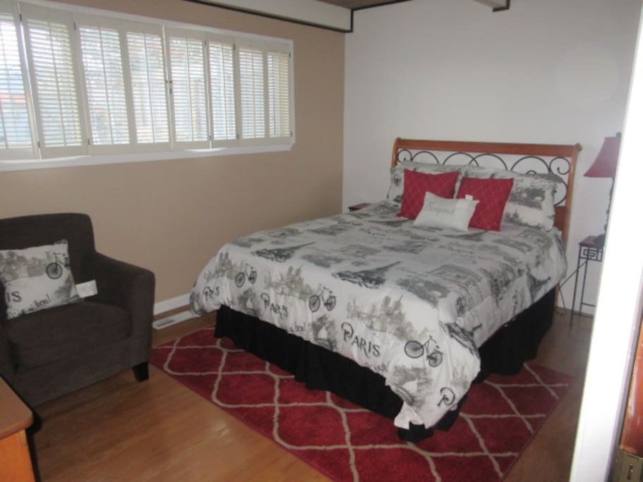 Accommodates 2 people, wifi available, cable TV