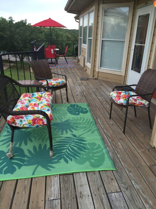Relax on the balcony after a day at the lake or the pool! Cook burgers on the charcoal grill and enjoy the view.