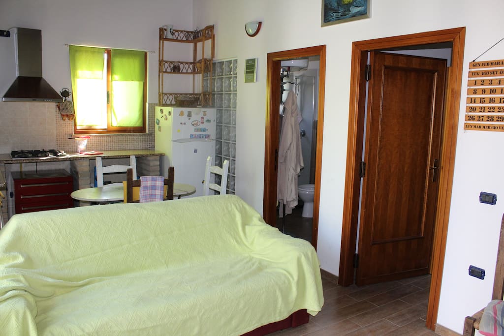 L'angolo cucina, con tutti gli elettrodomestici.