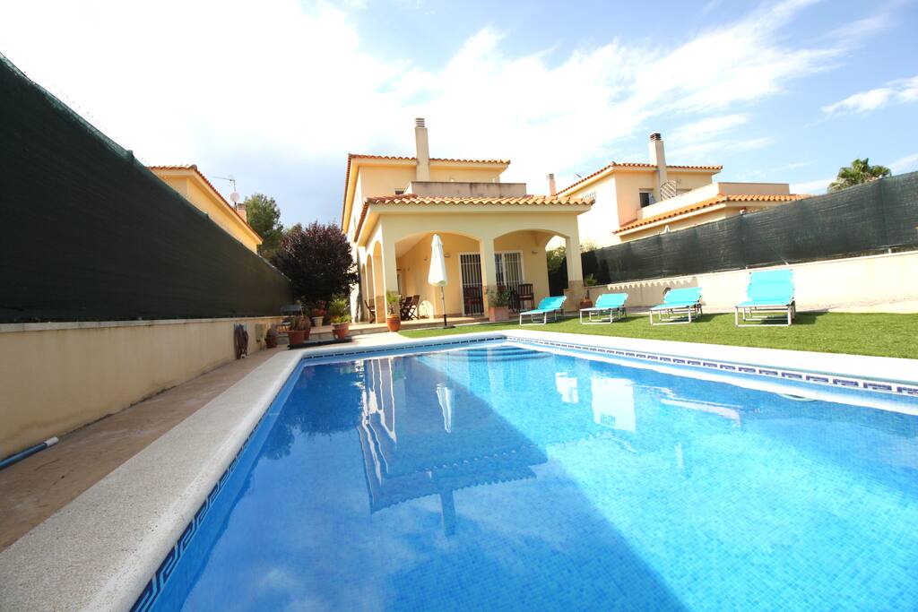 Zona jardín y piscina