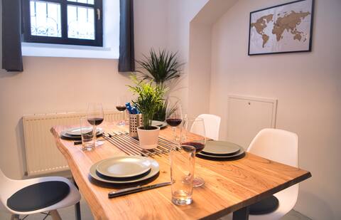 ☆ Unique ☆ Central (5 mins to Center) ☆ NETFLIX ☆