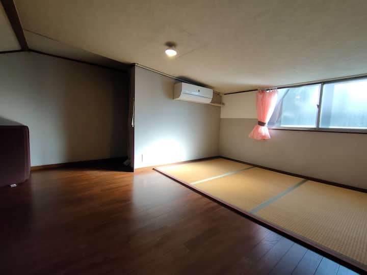 ห้องนอนที่ 3 ซึ่งอยู่ในห้องใต้หลังคาเปิดให้บริการเฉพาะผู้เข้าพักกลุ่มใหญ่มากกว่า 10 คนหรือเป็นตัวเลือก 5000 เยน 