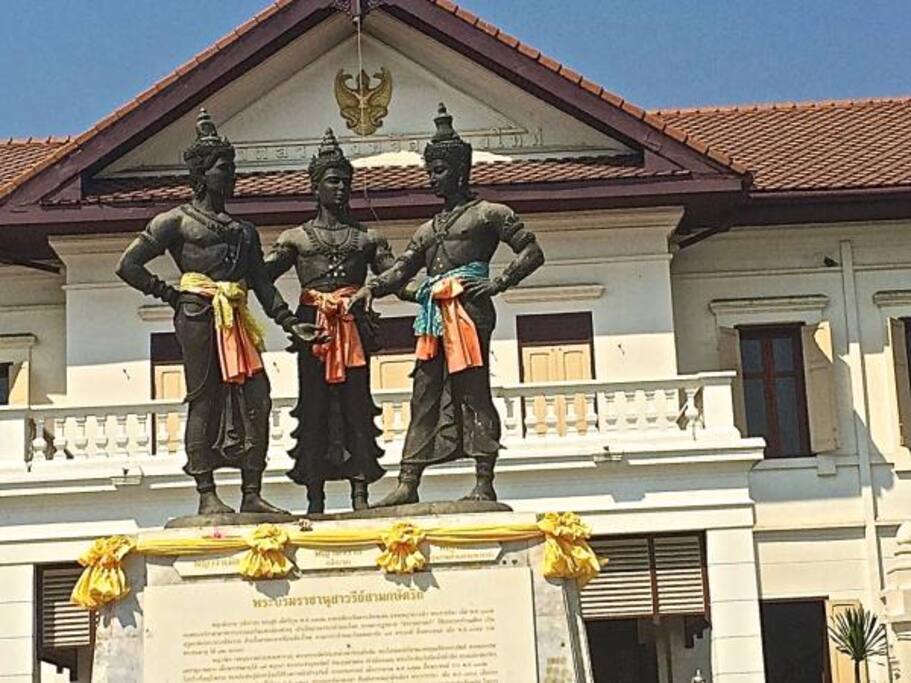 4 minute walk to the three kings monument and the sunday walking street