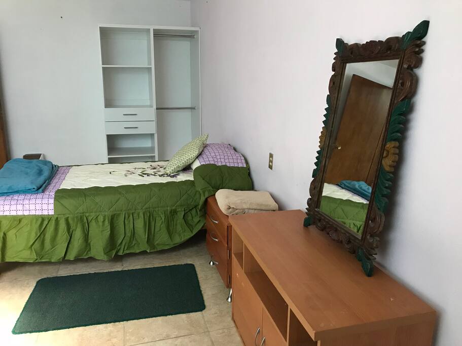 Habitación privada con baño completo.