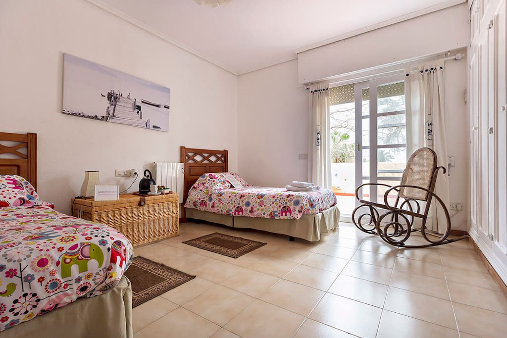 Amplia y luminosa habitacion doble. Opcional cama supletoria. Salida al solarium y vistas al jardin y la piscina