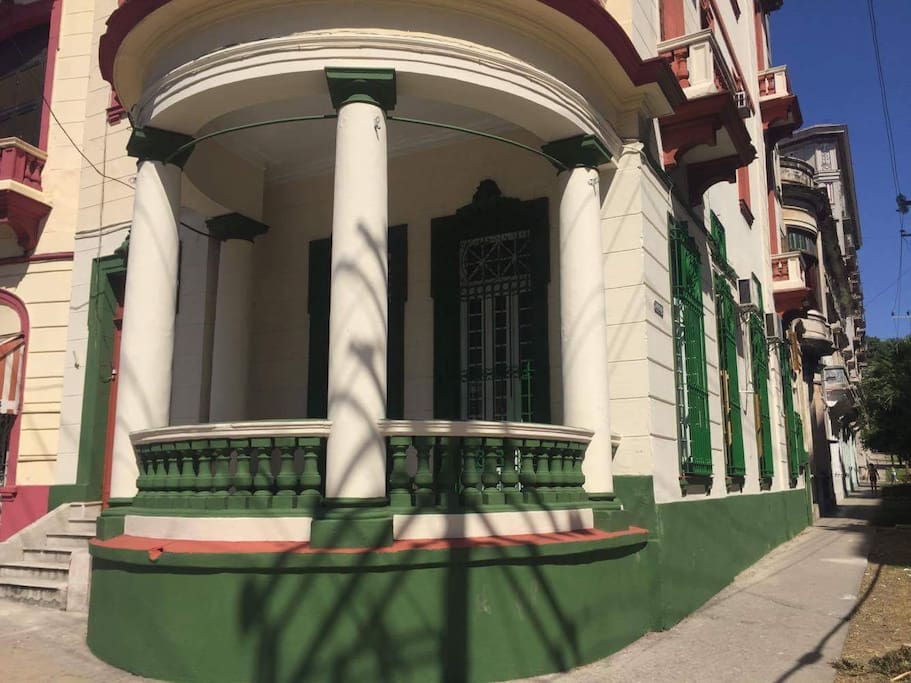 Casa Alma Mater. Historic San Lazaro Ave. Building was built in 1926 / Casa Alma Mater. Avenida Historica de San Lazaro. El edificio fue construido en 1926