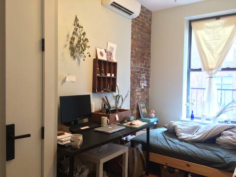 Big window, good lighting, computer and speaker!