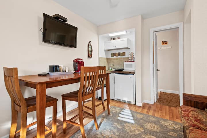 Private Apartment Only 3 Blocks From The Beach - Virginia Beach