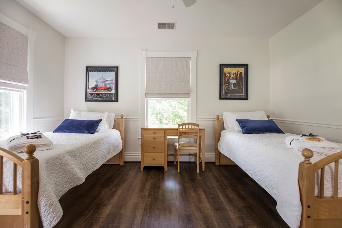 Twin bedroom has 2 beds and a desk