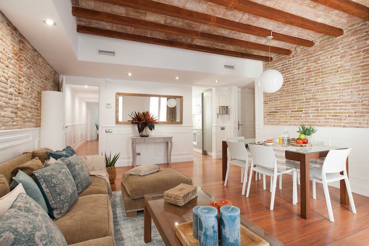 Apartment Deluxe By Dali EnjoyBCN Apts gallery image 2