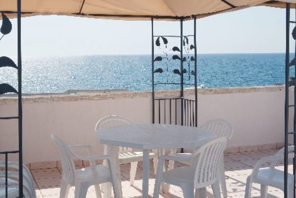 Spazio esterno attrezzato gazebo e mobili da giardino