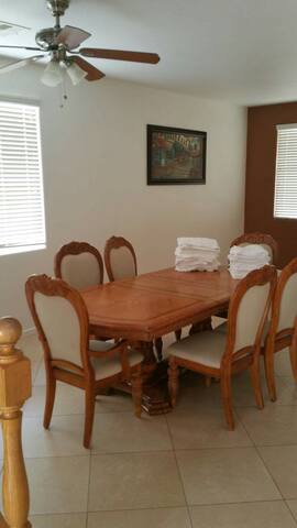 SUPER Big * 6 bedroom * Next to Park * 9+ beds gallery image 3