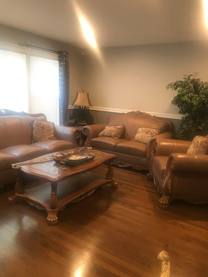 Oasis In The Chi - Queen2 - Burbank, IL