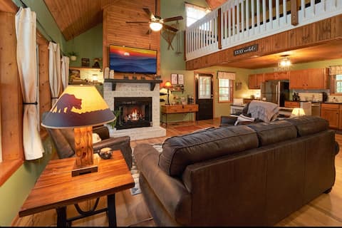 Top performing Airbnb: Great Spot BTWN Gat/PF. Game RM/Hot Tub/Private in Gatlinburg