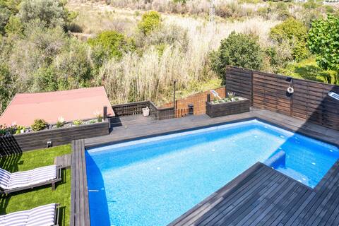 Cozy villa  with pool near Barcelona