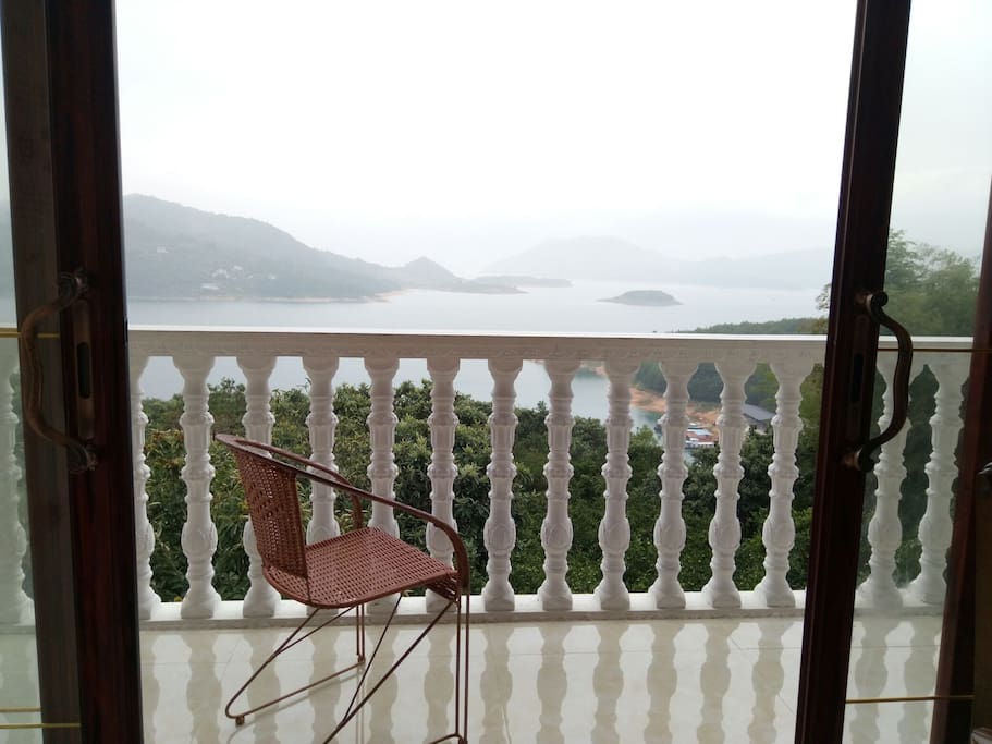 望着湖面,放松心情,悠然自得,尽情享受那份清静与美好
