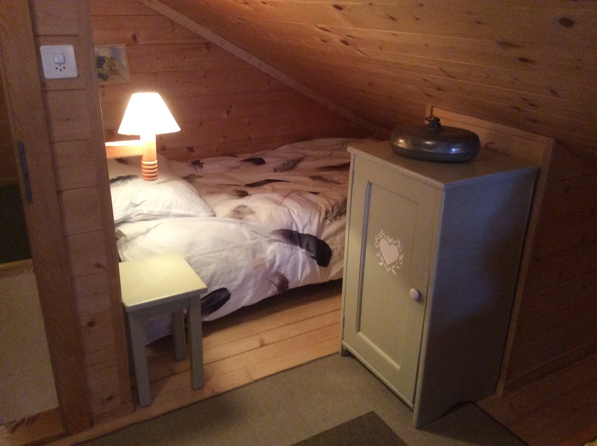 غرفة النوم من الأعلى إلى اليسار: السرير الثاني 90/200 في زاوية صغيرة لطيفة. يمكن أن يكون حتى كوخًا!
