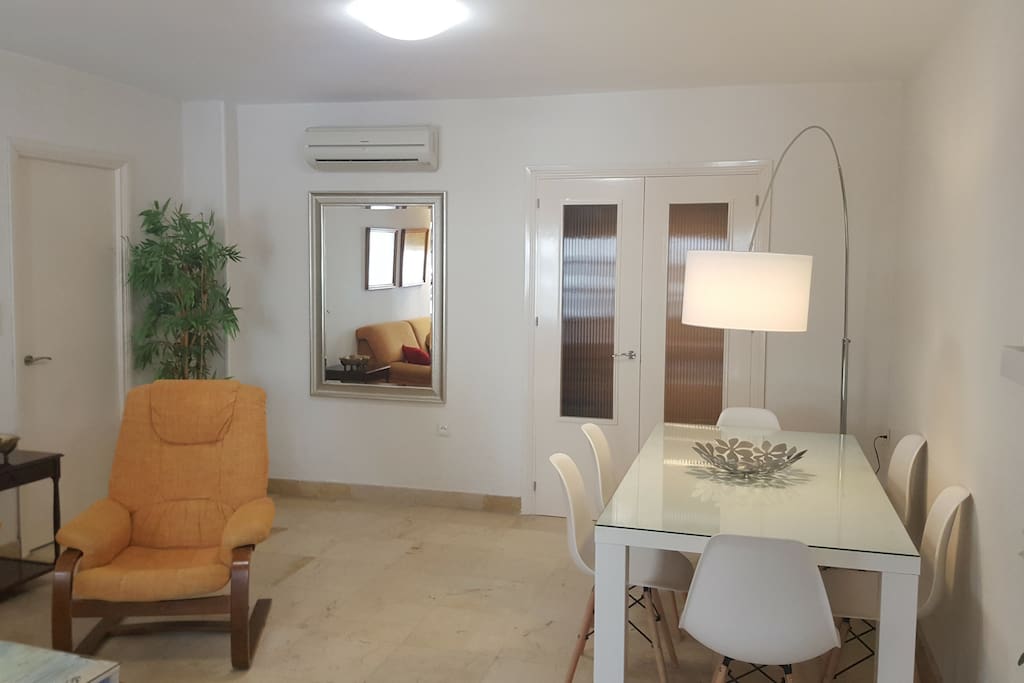 Salón principal con Aire Acondicionado y puerta al dormitorio 1.